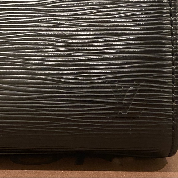 Louis Vuitton LV BREA GM EPI LEATHER HANDBAG - Picture 2 of 11